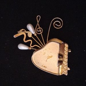 Gold Tone Piano and Music Notes w/ Faux Pearls Brooch